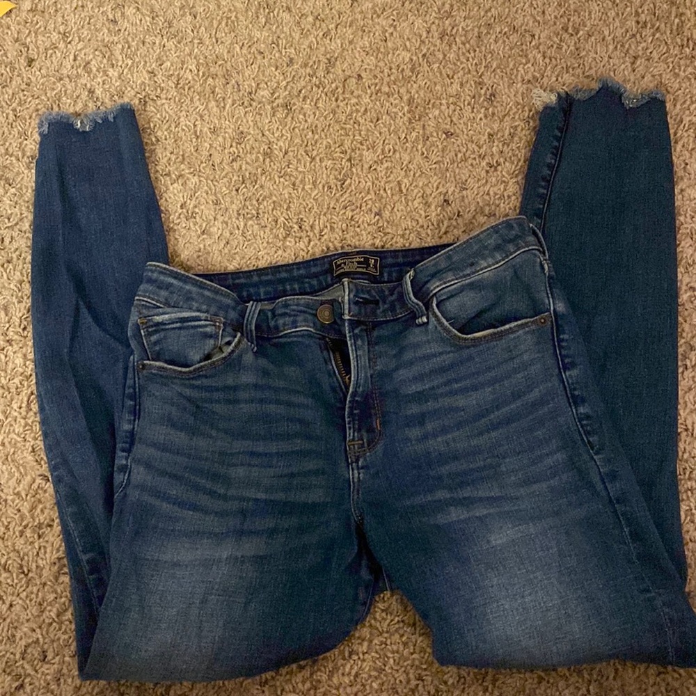 Skinny blue jeans raw cut out hem